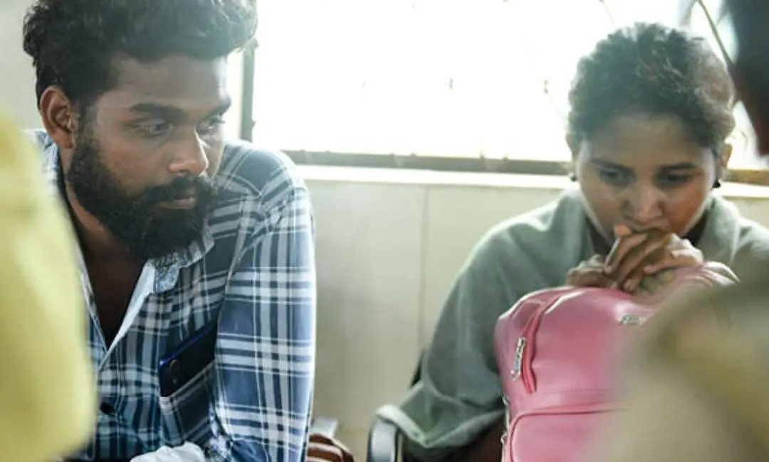 നാല് മാസം പ്രായമുള്ള തങ്ങളുടെ കുഞ്ഞിന്റെ പോസ്റ്റ്മോർട്ടം നടക്കുന്ന പാലക്കാട് ജില്ലാ ആശുപത്രി മോർച്ചറിക്കു മുന്നിൽ ഇരിക്കുന്ന അച്ഛൻ പാർഥിപനും അമ്മ സംഗീതയും