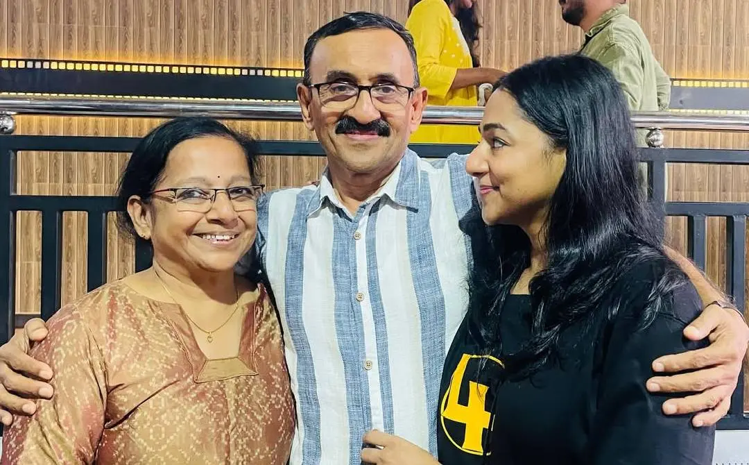 ശാന്തി ബാലചന്ദ്രൻ അച്ഛനും അമ്മയ്ക്കുമൊപ്പം| ഫോട്ടോ: Instagram/ @santhybee