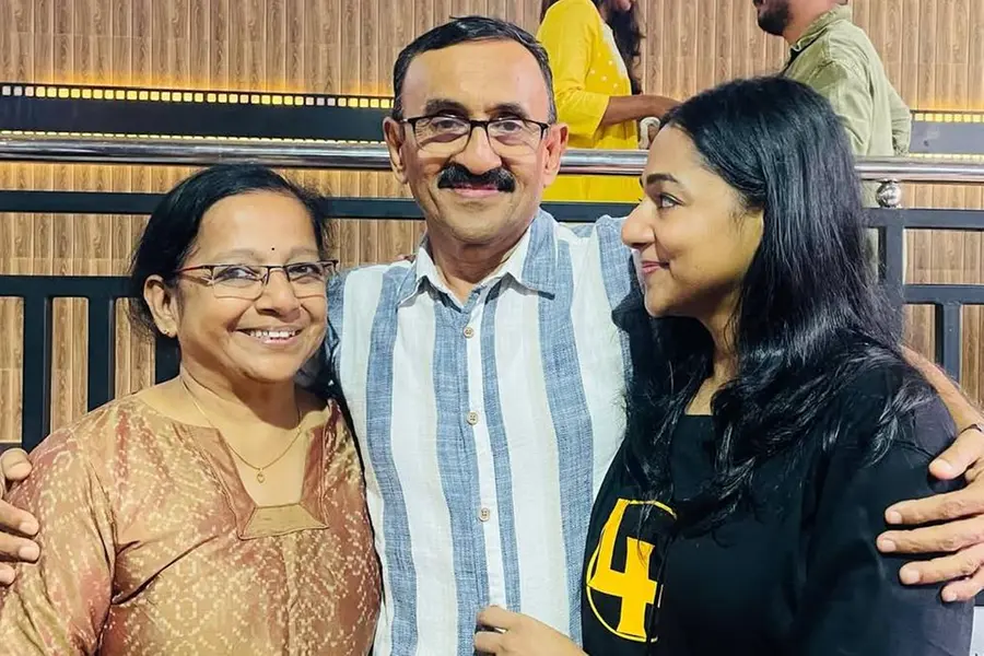 ഭാഗ്യവതിയായ മകൾ; ലോകയുടെ വിജയത്തില് മാതാപിതാക്കളെക്കുറിച്ച് വൈകാരിക കുറിപ്പുമായി ശാന്തി ബാലചന്ദ്രൻ