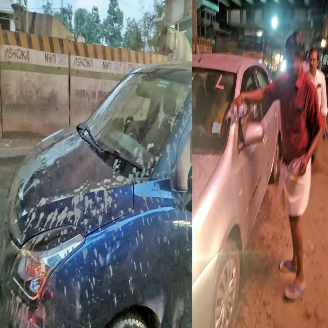 കോണ്‍ക്രീറ്റ് മിശ്രിതംവീണ കാര്‍, അരൂര്‍ എസ്എന്‍ നഗറിന് സമീപം വാനഹങ്ങളുടെ മുകളില്‍ വീണ കോണ്‍ക്രീറ്റ് മിശ്രിതം മിനറല്‍ വാട്ടര്‍ ഉപയോഗിച്ച് കഴുകിക്കളയുന്ന കാര്‍ യാത്രികര്‍