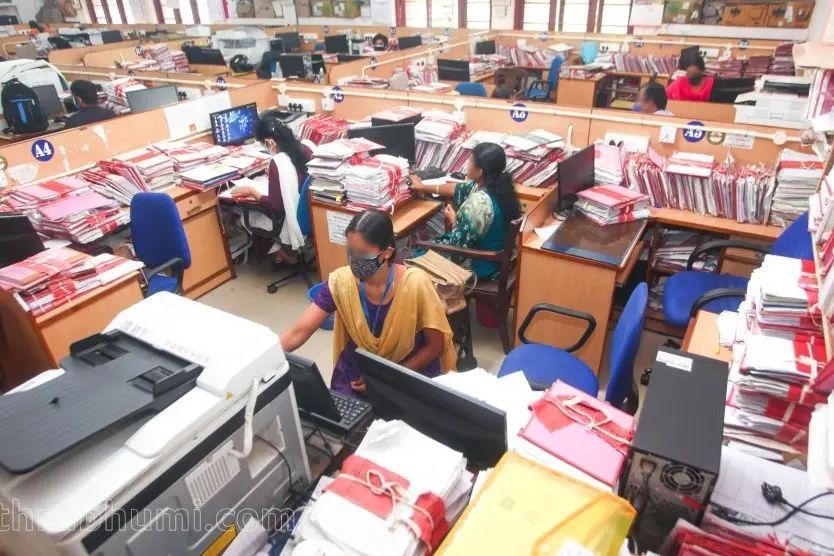സർക്കാർ ഓഫീസുകൾക്ക് 5 പ്രവൃത്തിദിനം, ദിവസം ഒരുമണിക്കൂർ അധികം ജോലി; സംഘടനകളുമായി ചർച്ചയ്ക്ക് സർക്കാർ