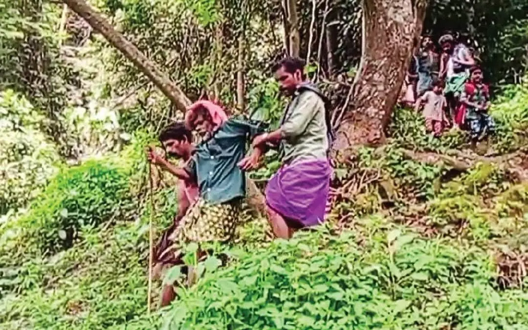 Tribals help Maalayappan through the forest