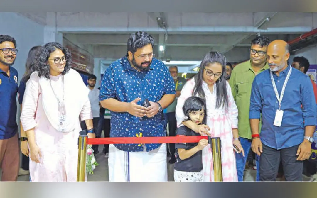 കാര്യവട്ടം ഗ്രീൻഫീൽഡ് സ്റ്റേഡിയത്തിൽ കേരള ക്രിക്കറ്റ് ലീഗിന്റെ ഭാഗമായി തയ്യാറാക്കിയ ഫാൻ വില്ലേജിന്റെ ഉദ്ഘാടനം വിസിൽ എംഡി ഡോ. ദിവ്യ എസ്. അയ്യരും മകൻ മൽഹാറും ചേർന്ന് നിർവഹിച്ചപ്പോൾ. കെ.എസ്. ശബരീനാഥൻ, കെസിഎ സെക്രട്ടറി വിനോദ് എസ്. കുമാർ തുടങ്ങിയവർ സമീപം