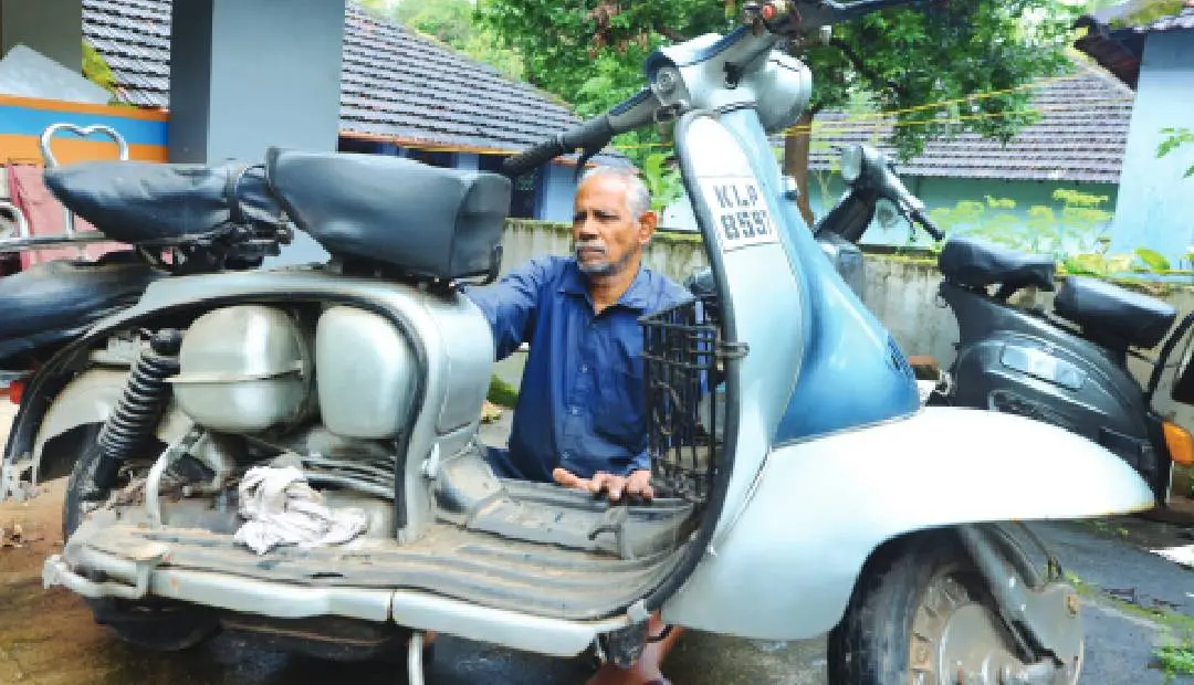1970 മോഡല്‍ ലാംബ്രട്ട സ്‌കൂട്ടറിന്റെ അറ്റകുറ്റപ്പണി നടത്തുന്ന തത്തമംഗലം സ്വദേശി എ. സുലൈമാന്‍.