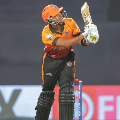 തകർപ്പൻ ഹെലികോപ്റ്റർ ഷോട്ട്, അവസാന അഞ്ച് പന്തും സിക്സർ; ഇത് കാലിക്കറ്റിന്റെ സിക്സർ ദേവൻ | VIDEO