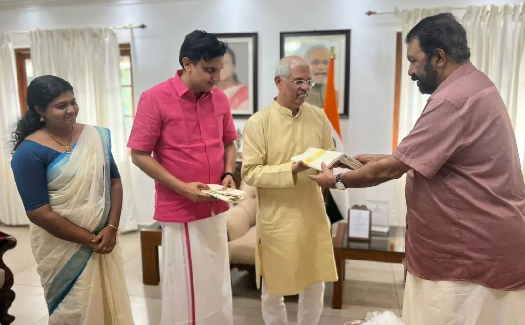 മന്ത്രി വി. ശിവന്‍കുട്ടി ഗവര്‍ണര്‍ രാജേന്ദ്ര ആര്‍ലേക്കറിന് ഓണക്കോടി സമ്മാനിക്കുന്നു. മന്ത്രി മുഹമ്മദ് റിയാസ്, ടൂറിസം ഡയറക്ടര്‍ ശിഖ ഐഎഎസ് എന്നിവര്‍ സമീപം | Photo: Special Arrangement/ Mathrubhumi