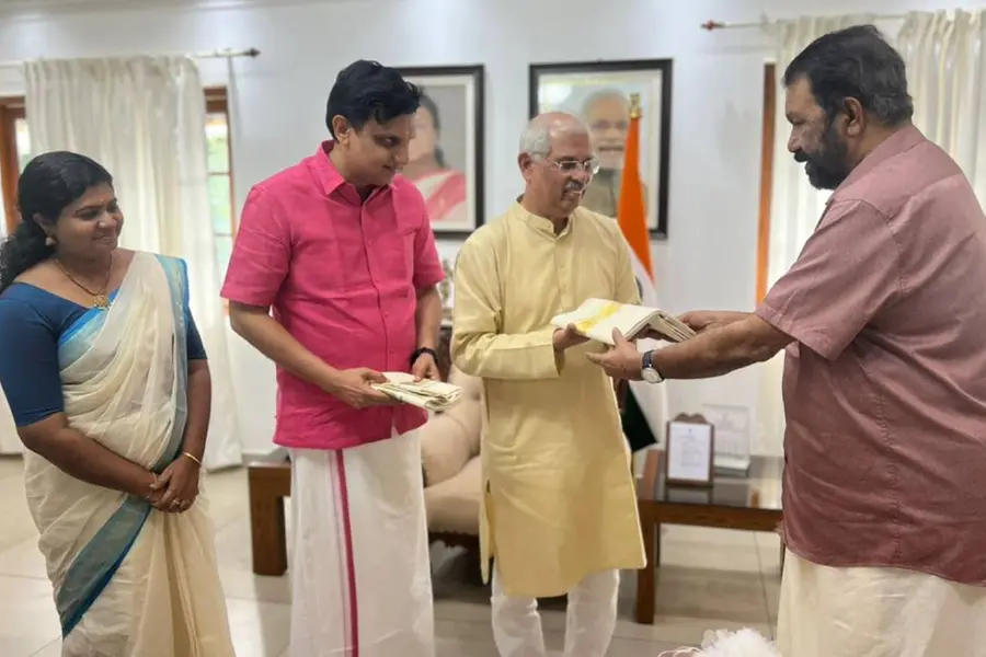 ഓണം വാരാഘോഷം ഗവർണർ ഉദ്ഘാടനം ചെയ്യും; നേരിട്ടെത്തി ക്ഷണിച്ച് മന്ത്രിമാർ, ഓണക്കോടി നൽകി