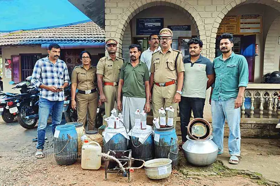 ആരുടെയും സഹായമില്ലാതെ വീട് നിര്‍മാണം, സംശയം, പുതിയ വീടിന്റെ ഭൂഗർഭ അറകളിൽ ചാരായം; ഗൃഹനാഥൻ പിടിയിൽ
