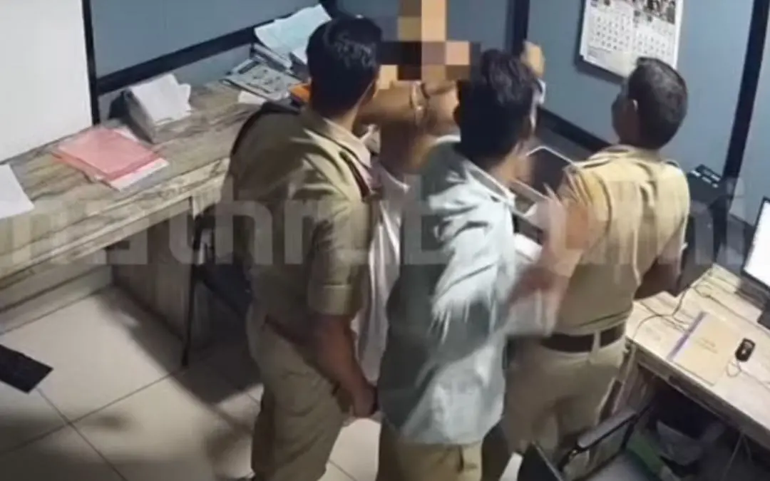 പോലീസ് ഉദ്യോ​ഗസ്ഥർ സുജിത്തിനെ മർദിക്കുന്നു