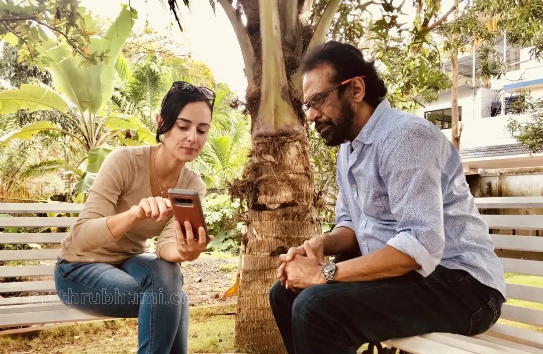 ഹോളിവുഡ് നടി ലിന്ഡ ആര്സനിയയോടൊപ്പം തമ്പി ആന്റണി