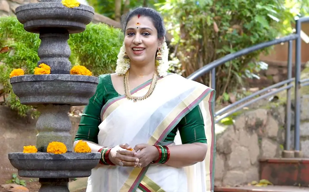 'അരികിലെത്തി പൊന്നോണം' സംഗീത ആൽബത്തിൽ രാധിക സുരേഷ് ഗോപി | സ്ക്രീൻഗ്രാബ്