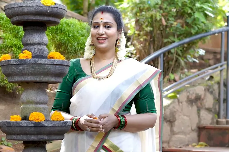 ഗായികയായി രാധിക സുരേഷ് ഗോപി; ശ്രദ്ധേയമായി 'അരികിലെത്തി പൊന്നോണം'