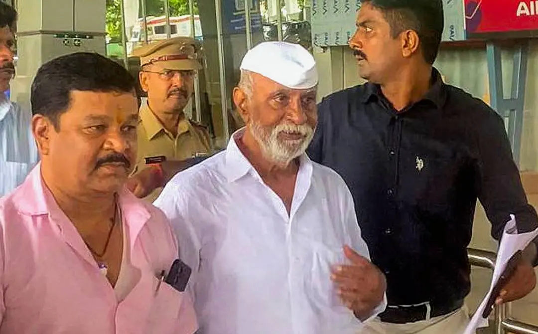 അരുണ്‍ ഗാവ്‌ലി(മധ്യത്തില്‍) നാഗ്പുര്‍ ജയിലില്‍നിന്ന് പുറത്തിറങ്ങിയശേഷം വിമാനത്താവളത്തിൽ എത്തിയപ്പോൾ | Photo: PTI