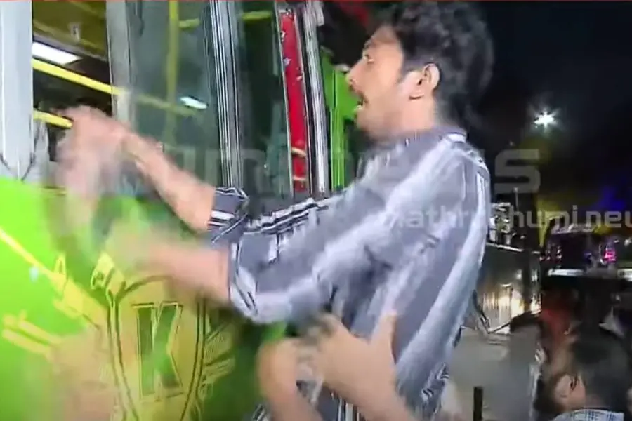 കോഴിക്കോട്ട് യൂത്ത് കോൺഗ്രസ് പ്രതിഷേധം, ബസുകാരുമായി തർക്കം;ഓണത്തിരക്കിനിടെ ഗതാഗതക്കുരുക്ക് രൂക്ഷമായി