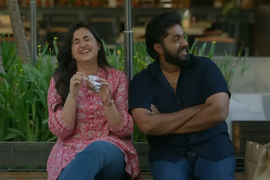 പ്രണയജോഡികളായി ധ്യാനും രേവതി പിള്ളയും; ‘ഓടും കുതിര ചാടും കുതിര'യിലെ പുതിയ ഗാനം