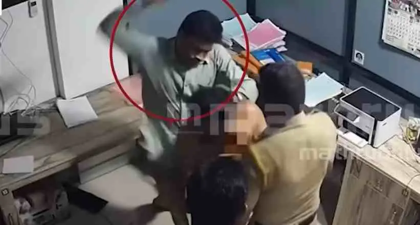 സുജിത്തിനെ മര്ദിക്കുന്ന പോലീസ് ഉദ്യോഗസ്ഥര്