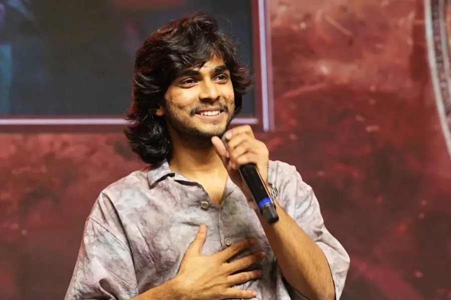 'ചെക്കന്റെ ഹൃദയമിടിപ്പ് ഇവിടെ കേൾക്കാം'; 'ലോക'യുടെ വിജയാഘോഷത്തിൽ നസ്ലിന്റെ തെലുങ്ക് പ്രസംഗം വൈറൽ
