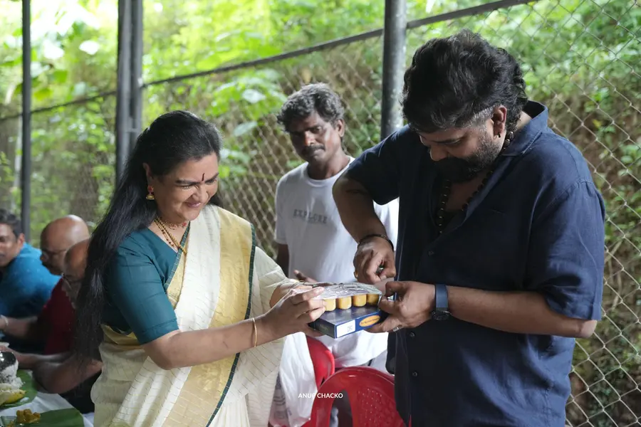 'ആശ' സെറ്റിൽ ഓണം ആഘോഷിച്ച് ഉർവശിയും ജോജുവും