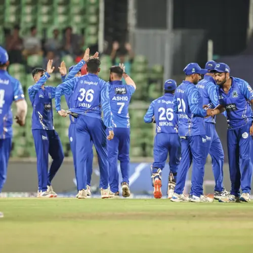 കാലിക്കറ്റിനെ കീഴടക്കി കൊച്ചി; കെസിഎല്‍ ഫൈനലില്‍ കൊല്ലം സെയ്‌ലേഴ്‌സ്-ബ്ലൂ ടൈഗേഴ്‌സ് പോരാട്ടം