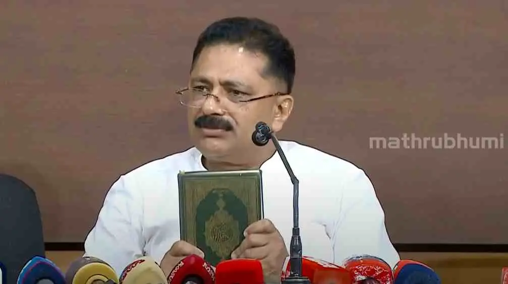 കെ.ടി.ജലീല്‍ ഖുര്‍ആനുമായി എത്തി സത്യം ചെയ്യുന്നു