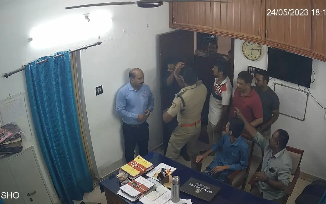 കെ.പി. ഔസേപ്പിനെയും മകനെയും പോലീസ് മര്ദിക്കുന്നതിന്റെ സിസിടിവി ദൃശ്യം | Photo: special arrangement