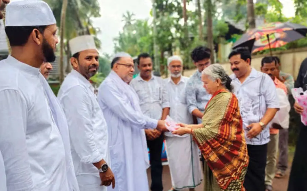 നബിദിന ഘോഷയാത്രയില്‍ സുനില്‍കുമാറും അമ്മ വിജയകുമാരിയും ഉസ്താദുമാര്‍ക്ക് ഓണക്കോടി കൈമാറുന്നു