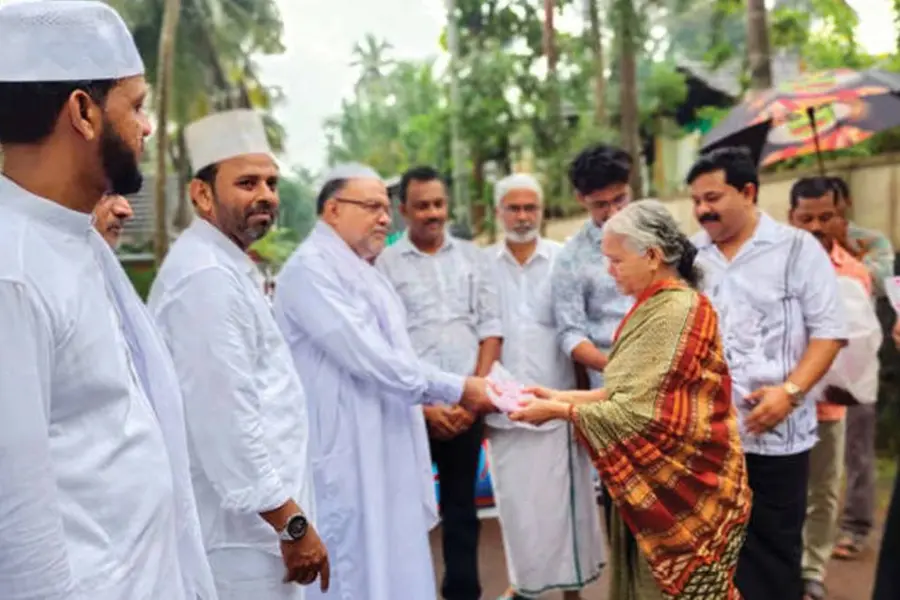 സുനില്കുമാറും അമ്മയുമെത്തി; ഉസ്താദുമാര്ക്ക് ഓണക്കോടിയുമായി