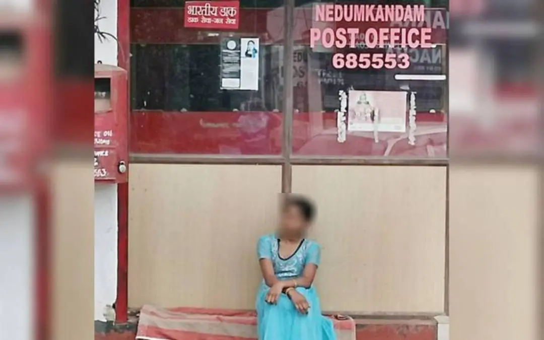 അധ്യാപകർക്ക് അയച്ച ആശംസാകാർഡുകൾ കൃത്യമായി വിതരണം ചെയ്യാത്തതിനെതിരേ ആദിശ്രീ നടത്തിയ പ്രതിഷേധം