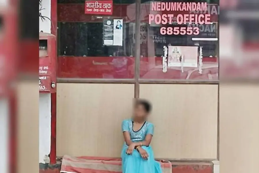 ആശംസാകാർഡ് വിതരണത്തിൽ പാകപ്പിഴ; പോസ്റ്റോഫീസിന് മുന്നിൽ ആറാംക്ലാസുകാരിയുടെ പ്രതിഷേധം