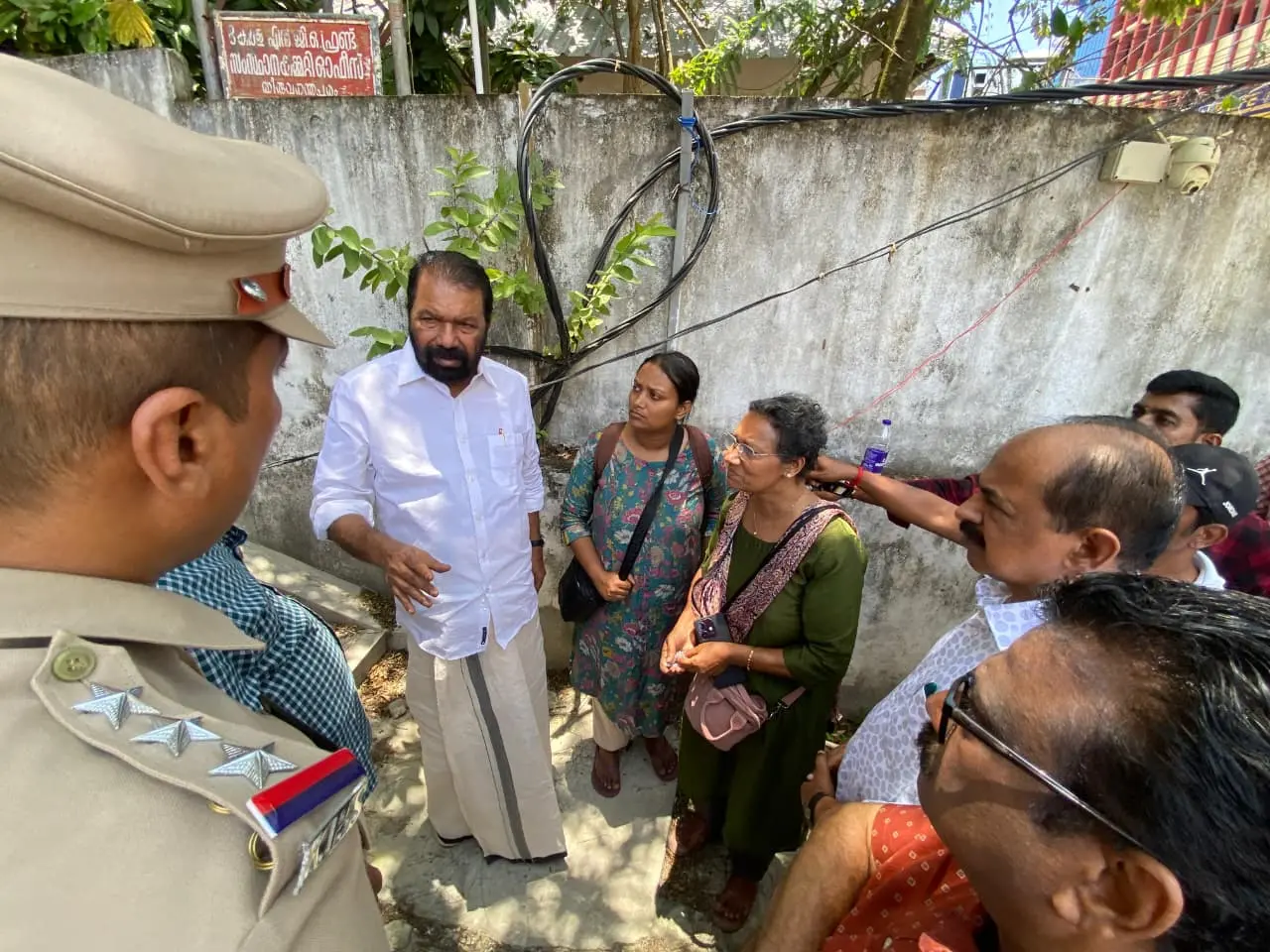 മന്ത്രിമാരായ വി. ശിവൻകുട്ടി, ജി.ആർ. അനിൽ, ഐ.ബി. സതീഷ് എം.എൽ.എ. എന്നിവർ സംഭവസ്ഥലത്തെത്തി കാര്യങ്ങൾ ചോദിച്ചറിയുന്നു