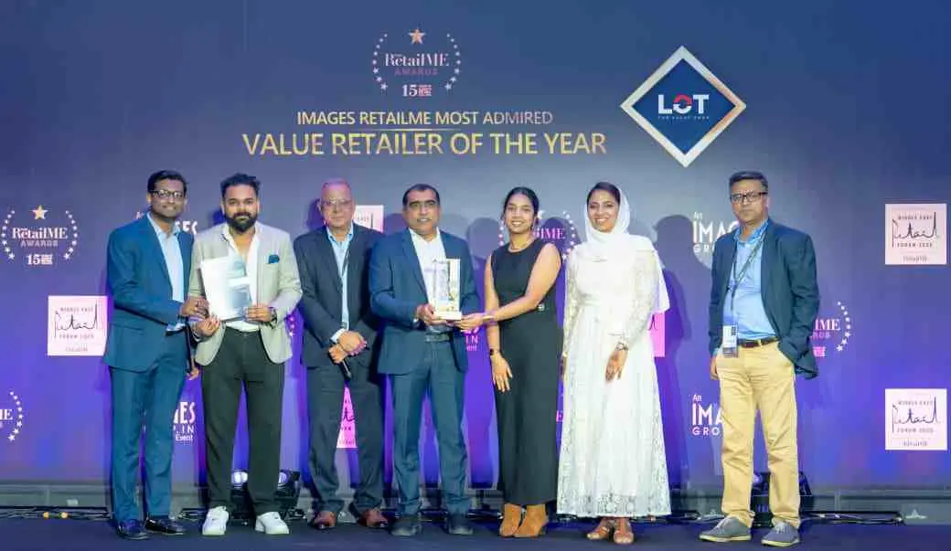 ലുലു ഗ്രൂപ്പ് പ്രതിനിധികള് പുരസ്കാരം ഏറ്റുവാങ്ങുന്നു