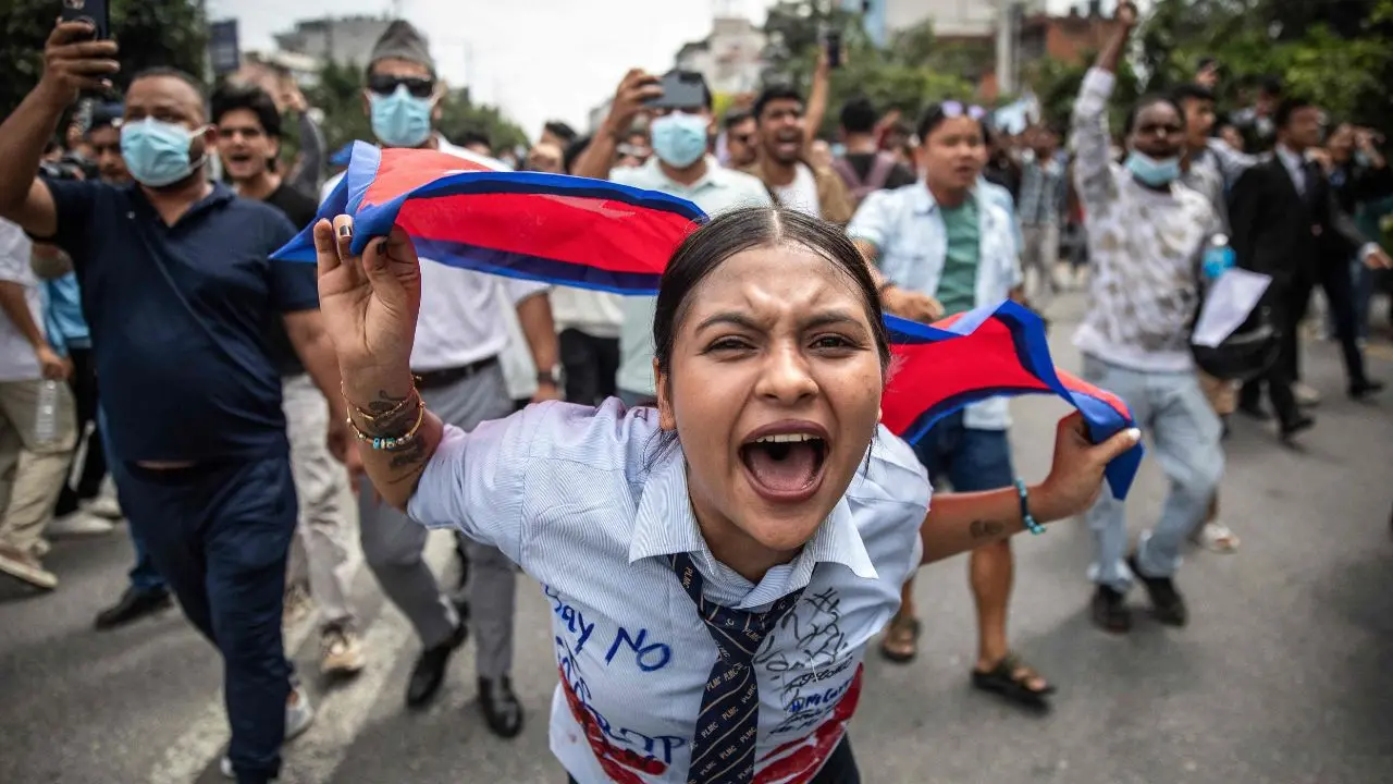 നേപ്പാളിൽ പ്രതിഷേധത്തിൽ ഏർപ്പെട്ടിരിക്കുന്നവർ | Photo: AFP