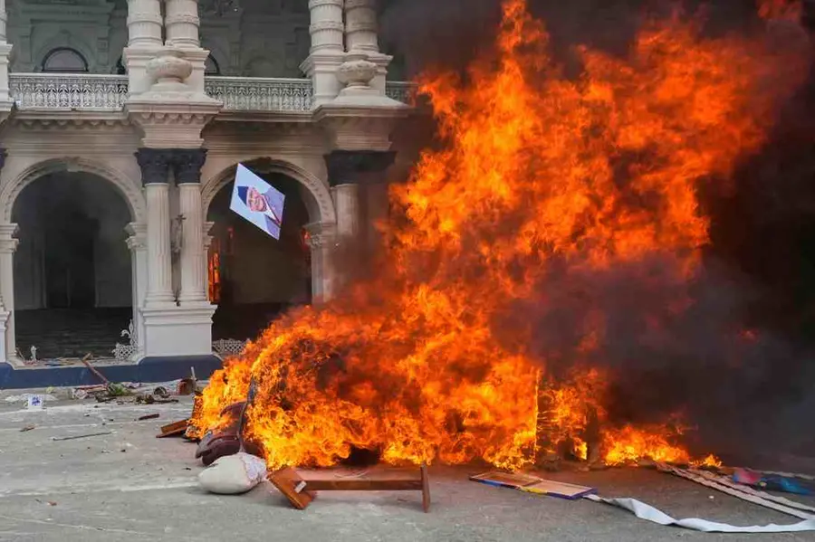 നേപ്പാള് മുന് പ്രധാനമന്ത്രിയുടെ വീടിന് തീയിട്ട് പ്രക്ഷോഭകര്; ഭാര്യ പൊള്ളലേറ്റ് മരിച്ചു