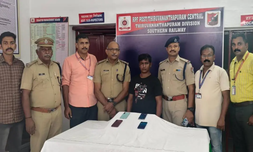 ആര്‍പിഎഫ് ഉദ്യോഗസ്ഥര്‍ മൊബൈല്‍ ഫോണുകളുമായി പ്രതിയെ പിടികൂടീയപ്പോള്‍