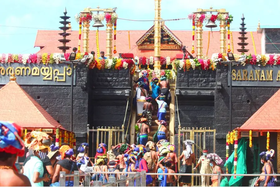 ശബരിമലയിലെ സ്വർണപ്പാളികൾ അനുമതിയില്ലാതെ അഴിച്ച് ചെന്നൈയിലെത്തിച്ചു; ഉടൻ തിരിച്ചെത്തിക്കണമെന്ന് കോടതി