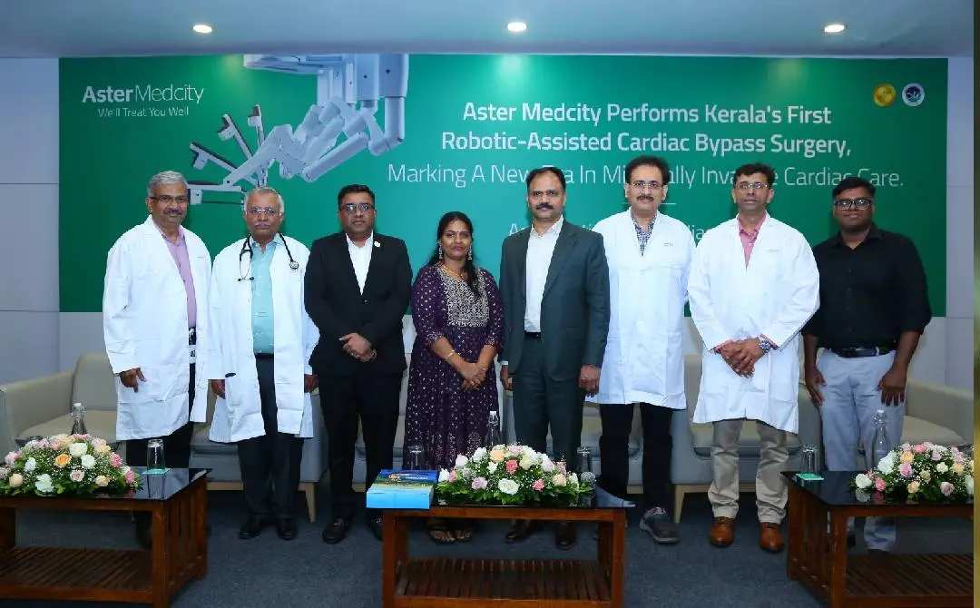 കേരളത്തിൽ ആദ്യമായി റോബോട്ടിക് അസിസ്റ്റഡ് കാർഡിയാക് ബൈപ്പാസ് ശസ്ത്രക്രിയയ്ക്ക് വിധേയയായ ഗുരുവായൂർ സ്വദേശിനി നിഷ, ഡോ. എം.എം. യൂസഫ്, ഡോ. സുരേഷ് ജി. നായർ, ഡോ. മനോജ് പി. നായർ എന്നിവർക്കൊപ്പം