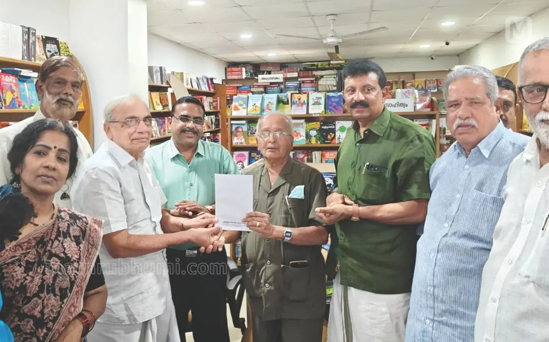 പത്മപ്രഭാ സ്മാരക പുരസ്കാരസമർപ്പണത്തിന്റെ ക്ഷണക്കത്ത് വിതരണം വയോജനവേദി സംസ്ഥാന പ്രസിഡന്റ് എ.പി. വാസുദേവൻനായർ, ഡയറ്റ് മുൻ പ്രിൻസിപ്പൽ പി. ലക്ഷ്മണന് കത്ത് കൈമാറി ഉദ്ഘാടനംചെയ്യുന്നു
