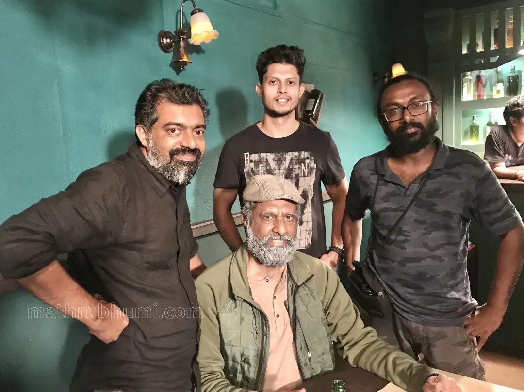 സംവിധായകൻ വിനോദ് കൃഷ്ണ, എഡിറ്റര് ഷൈജല്, ക്യാമറമാന് തരുണ് ഭാസ്കരന് എന്നിവര്ക്കൊപ്പം തമ്പി ആന്റണി