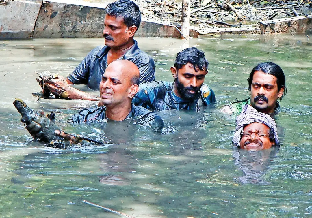 സരോവരത്തെ ചതുപ്പിൽ കഴുത്തറ്റം ചെളിയിൽനിന്ന് മൃതദേഹാവശിഷ്ടങ്ങൾ തിരയുന്ന മഠത്തിൽ അബ്ദുൾ അസീസ്, റിയാസ് മാളിയേക്കൽ, ഷംസു പുല്ലിക്കടവ്, മിർഷാദ് ചെറിയേടത്ത്, സിദ്ധിഖ് എഫ്എൽഎസ് എന്നിവർ