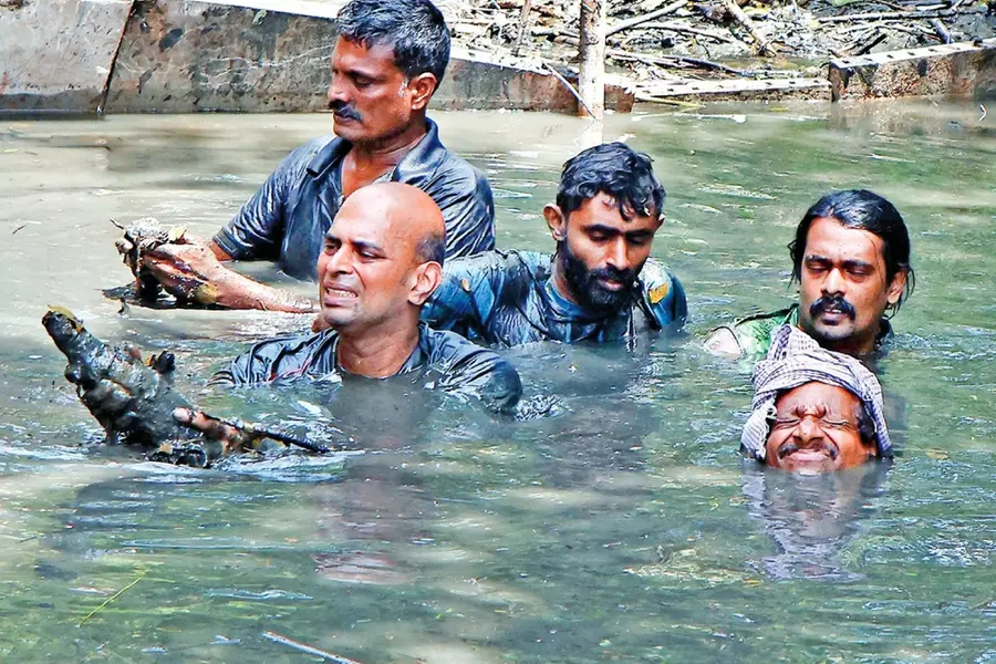 ആരും ഇറങ്ങാന് മടിക്കുന്ന ചതുപ്പ്, ഒരാള്പ്പൊക്കത്തില് ചെളിയും; കൈയടി അര്ഹിക്കുന്നു, അസീസും സംഘവും
