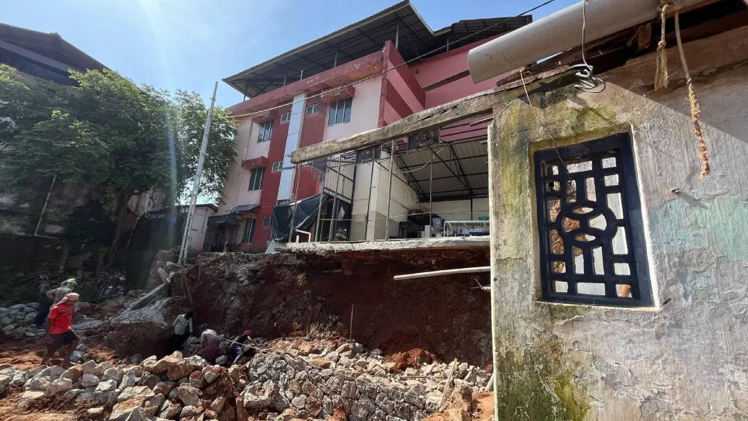 ആശുപത്രിയുടെ ചുറ്റുമതിൽ തകർന്ന നിലയിൽ