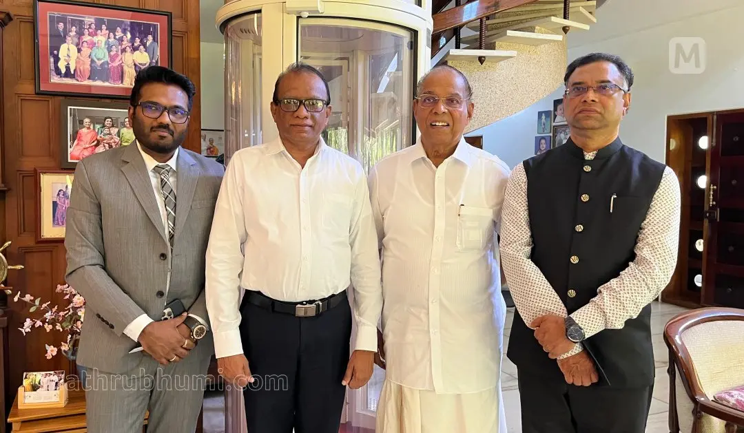 ശ്രീലങ്കൻ നഗരവികസന മന്ത്രി അനുര കരുണതിലകെ,മാതൃഭൂമി ചെയർമാനും മാനേജിങ് എഡിറ്ററുമായ പി.വി. ചന്ദ്രൻ, ശ്രീലങ്കയുടെ കേരളത്തിലെ ഓണററി കോൺസൽ ബിജു കർണൻ, അഡ്വൈസർ ആൻഡ് ചീഫ് ഓഫ് സ്റ്റാഫ് എ. ജയപ്രകാശ് എന്നിവർ | ഫോട്ടോ: ഷഹീര് സി.എച്ച്. / മാതൃഭൂമി