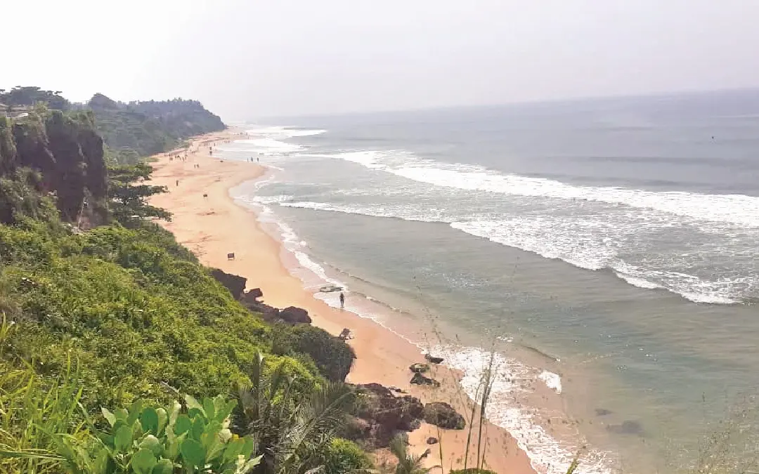വർക്കല പാപനാശം തീരം