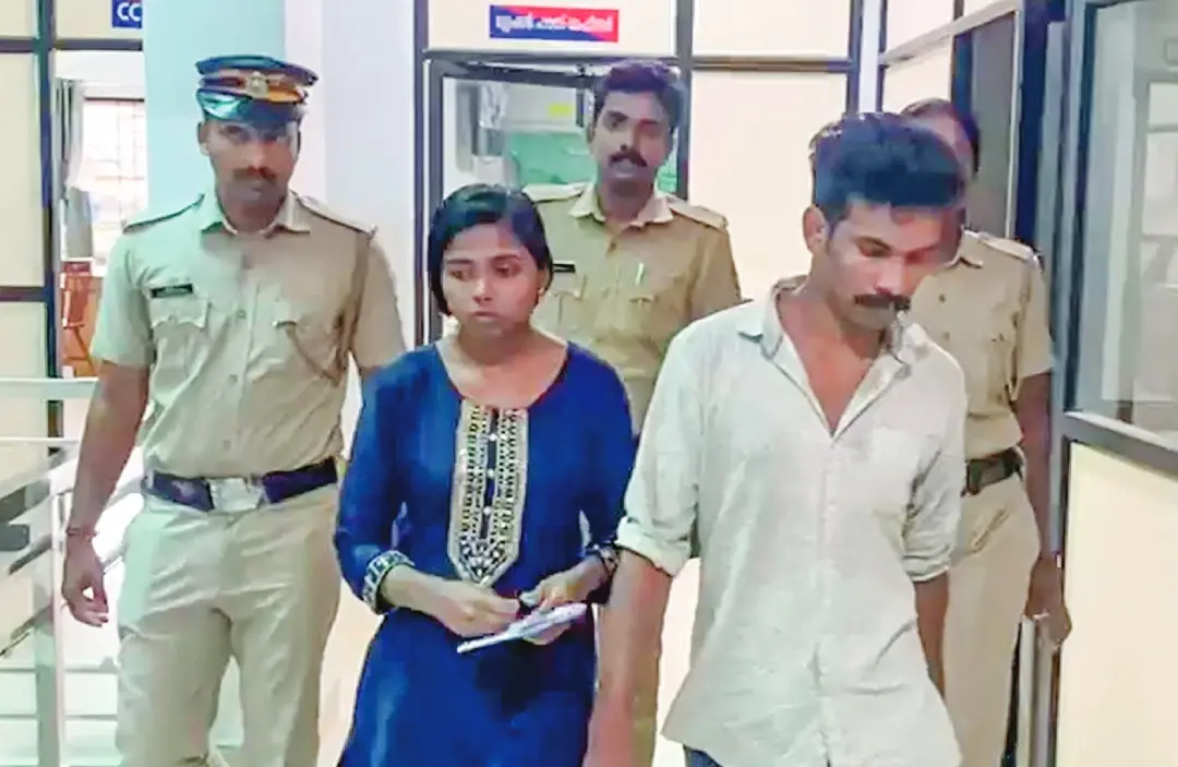 • യുവാക്കളെ അതിക്രൂരമായി പീഡിപ്പിച്ച കേസിൽ പിടിയിലായ ജയേഷ്, ഭാര്യ രശ്മി എന്നിവർ ആറന്മുള പോലീസ് സ്റ്റേഷനിൽ