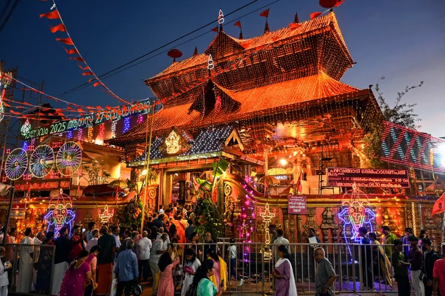 'ക്ഷേത്രങ്ങളില് രാഷ്ട്രീയക്കൊടിയും തോരണവും വേണ്ടാ'; വിലക്കുമായി സര്ക്കാരും