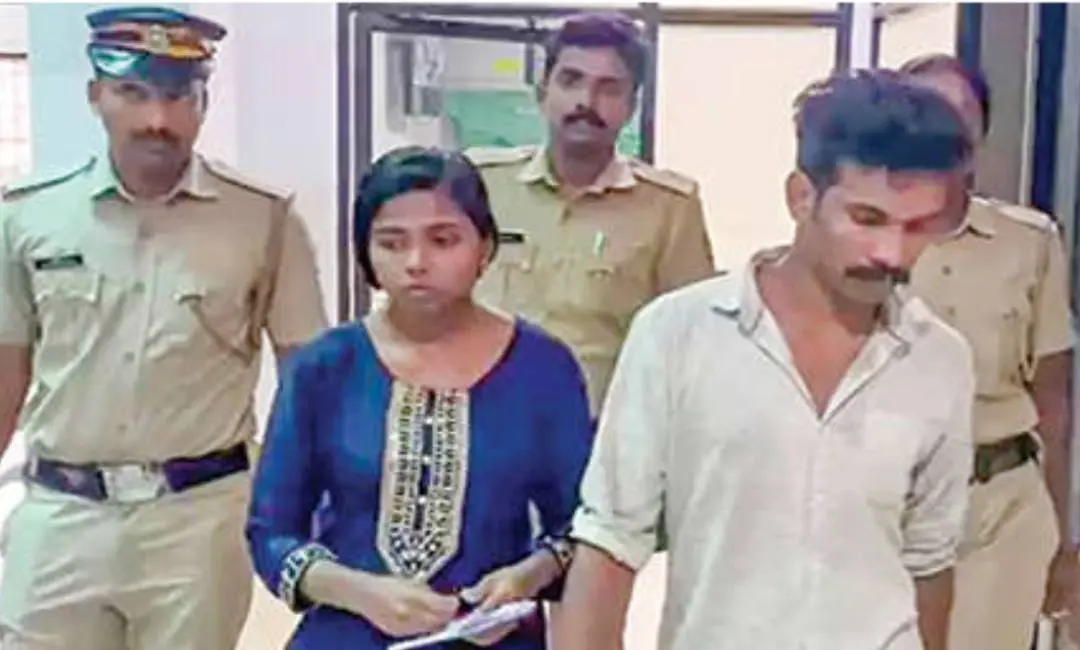 പത്തനംതിട്ട കോയിപ്രത്ത് യുവാക്കളെ അതിക്രൂരമായി പീഡിപ്പിച്ച കേസില് പിടിയിലായ ജയേഷ്, ഭാര്യ രശ്മി എന്നിവര് ആറന്മുള പോലീസ് സ്റ്റേഷനില്