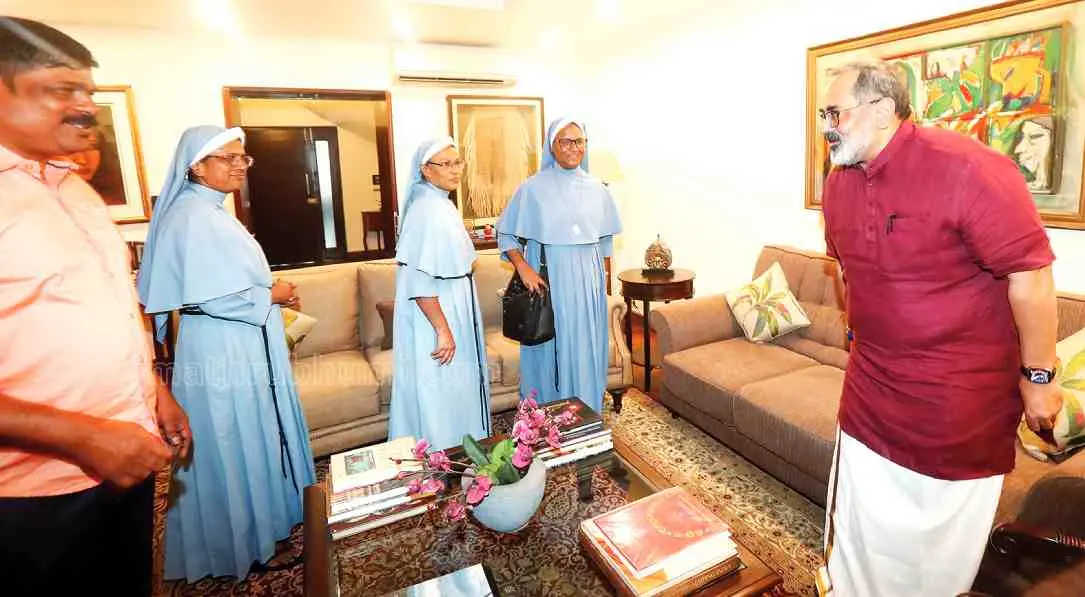 അറസ്റ്റിലായ കന്യാസ്ത്രീകള് ബിജെപി സംസ്ഥാന അധ്യക്ഷന് രാജീവ് ചന്ദ്രശേഖറിനെ കാണാനെത്തിയപ്പോള് |ഫോട്ടോ:മാതൃഭൂമി