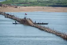 നീളംകൂടിയ മുളപ്പാലം; മഴക്കാലമാകുമ്പോൾ പൊളിച്ചുമാറ്റും, വേനൽക്കാലത്ത് പുനർനിർമാണവും