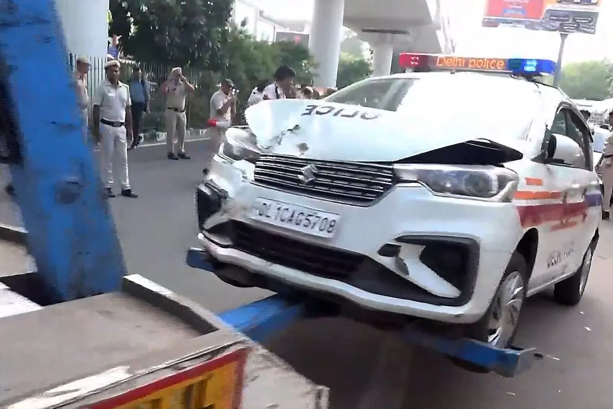 A police vehicle being towed after it rammed into his roadside stall, killing a 55-year-old tea seller, at Mandir Marg area (Screengrab: PTI)