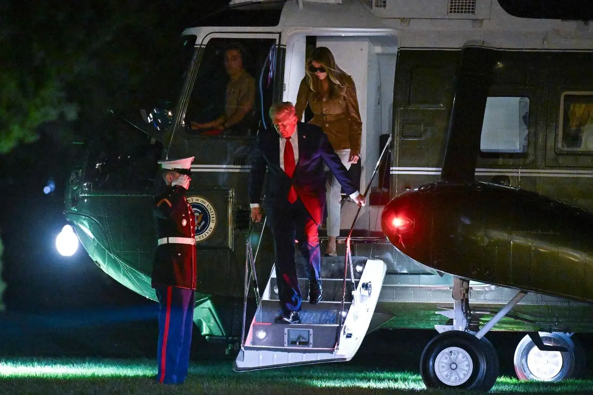 US President Donald Trump and First Lady Melania Trump step off Marine One after landing at the White House in Washington, DC | Photo: AFP